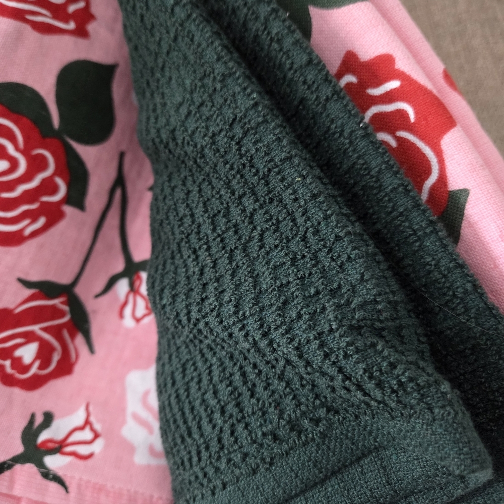 Isaac Mizrahi Pink and Red Rose Kitchen Towels - Picture 3 of 5